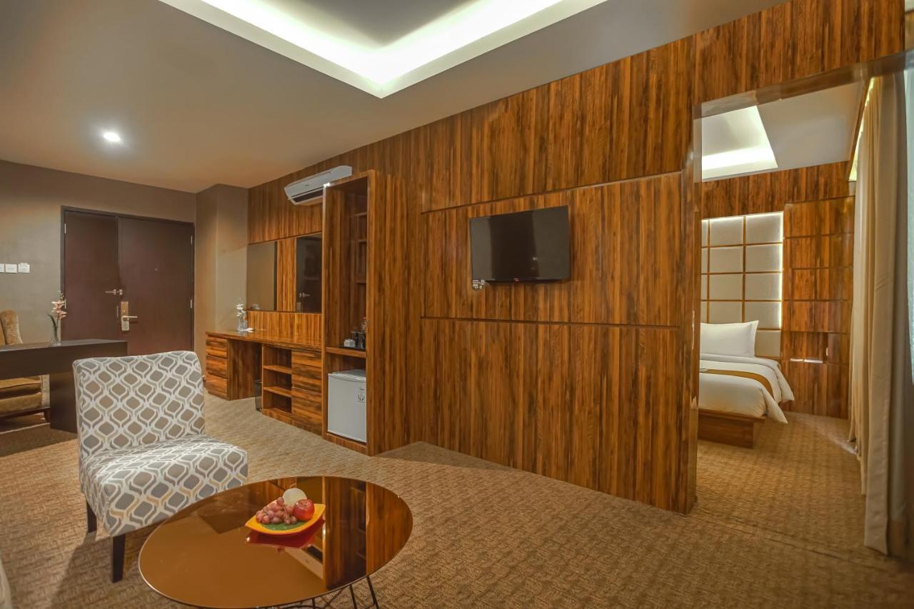 Royal Regantris Cendana Hotel Surabaya Kültér fotó