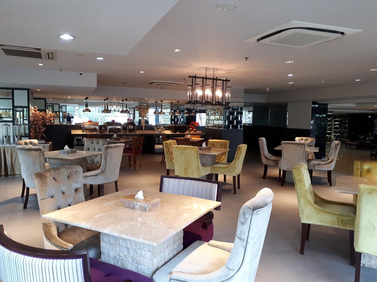 Royal Regantris Cendana Hotel Surabaya Kültér fotó